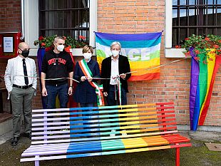 divelta-panchina-arcobaleno-la-condanna-di-nardini