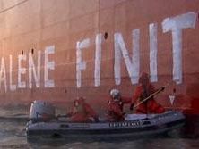 b003162042-assalto-di-greenpeace-al-rigassificatore-al-largo-delle-coste-toscane-video