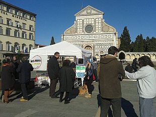 b401251438-firenze-nelle-oscure-stanze-si-tratta-ma-qualcuno-e-sceso-in-piazza