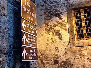 b401262121-cartelli-turistici-con-il-qr-code