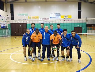 ragazzo-down-cacciato-da-una-partita-di-pallavolo