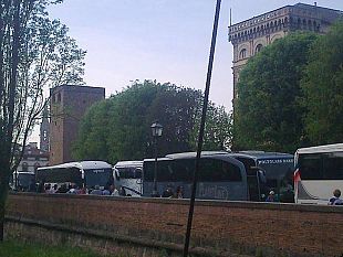 pullman-turistici-alle-cascine-da-luglio-finisce-lera-del-lungarno