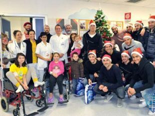 gli-azzurri-in-visita-al-reparto-di-pediatria-dellospedale-di-empoli