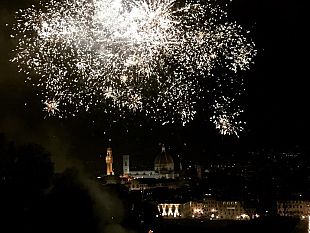 fuochi-dinvernodue-minuti-di-spettacolo-pirotecnico-su-firenze