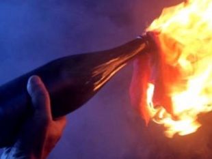 molotov-a-pisa-incendiate-auto-della-polizia-penitenziaria