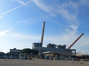 piombino-abbattute-le-ciminiere-dellex-centrale-enel-di-tor-del-sale