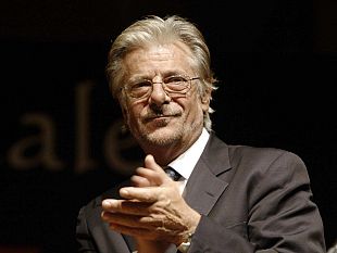 b307181835-giancarlo-giannini-legge-san-francesco-a-lucca