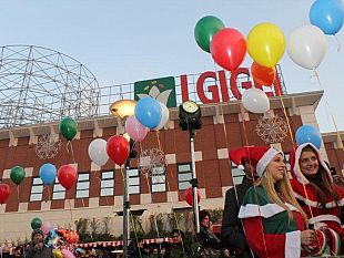b312072156-nonostante-la-crisi-il-rito-del-regalo-di-natale-resiste