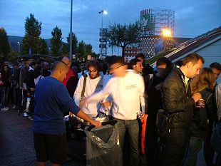 b209281405-in-mille-in-coda-dall-alba-a-i-gigli-per-iphone-5