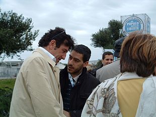 a903292038-politica-berlusconi-acclamato-presidente-del-pdl-br-a-roma-anche-il-candidato-sindaco-giovanni-galli
