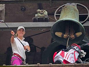 b204061501-giulia-sergas-lancio-dalla-torre-di-arnolfo-sul-green-della-signoria