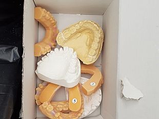 abbandona-calchi-e-rifiuti-di-studio-denunciata-dentista