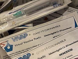 fiale-con-bugiardino-di-poesie-a-ricordare-limportanza-di-vaccinarsi