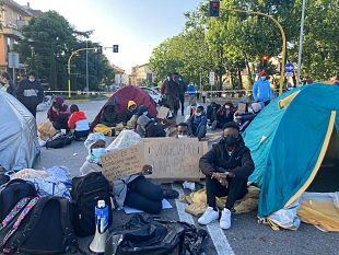 via-baracca-notte-in-tenda-e-ponte-bloccato