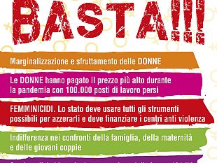 per-l8-marzo-un-drappo-rosso-ai-balconi-e-una-candela