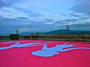 piazzale-michelangelo-la-manif-pour-tous-espone-bandiera-contestata