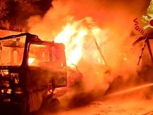 camion-in-fiamme-tra-valdarno-e-arezzo-mattinata-difficile-in-a1