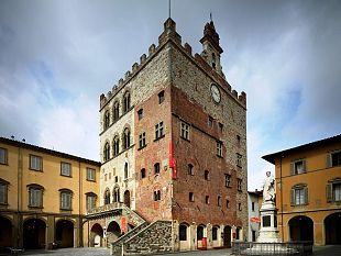 prato-lavori-a-palazzo-pretorio-sono-caduti-piccoli-frammenti