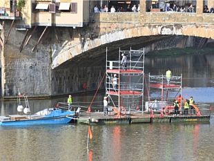 restauro-ponte-vecchio-la-piattaforma-galleggiante-e-in-arno