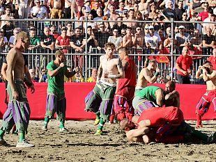 lurlo-dei-tifosi-rossi-saluta-lennesimo-ingresso-in-finale