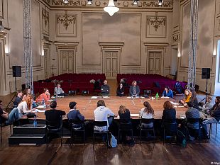 la-fondazione-teatro-della-toscana-presenta-parliamone