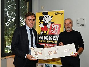 topolino-compie-90-anni-folder-filatelico-disegnato-dal-maestro-giorgio-cavazzano