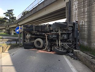 si-ribalta-camion-sulla-rampa-di-accesso-al-viadotto-dellindiano