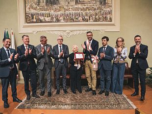 la-targa-del-consiglio-regionale-ad-andreina-mancini