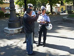 lungarno-danneggia-auto-in-sosta-e-poi-scappa