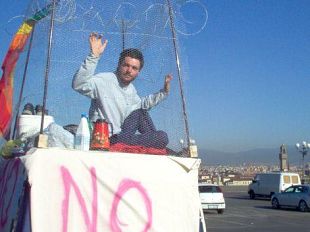 a807152321-tre-giorni-contro-i-cpt-in-una-gabbia-sul-tetto-della-citta