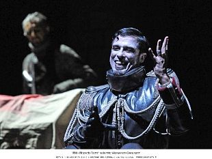 b402061432-alessandro-gassmann-porta-in-scena-il-potere-perverso-dei-nostri-giorni