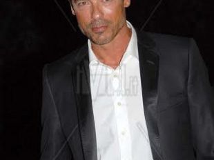 b402051405-alessandro-gassmann-e-gli-attori-della-compagnia-incontrano-il-pubblico