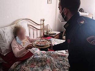 succede-a-firenze-poliziotti-fanno-da-mangiare-a-una-nonna-rimasta-sola