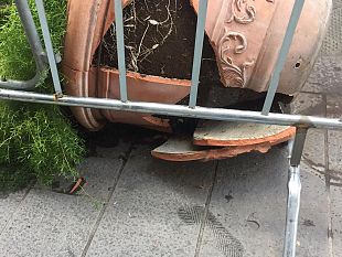 in-un-anno-14-fioriere-spaccate-in-via-tornabuoni-il-comune-corre-ai-ripari