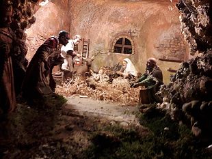 lungo-un-binario-tutta-la-bellezza-di-un-presepe-da-sogno