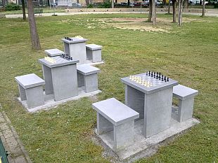 unarea-dedicata-agli-scacchi-nel-giardino-di-via-danti