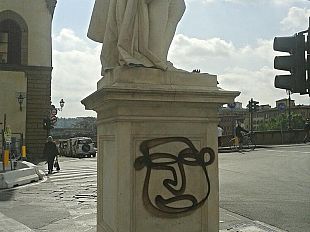 scritte-su-monumenti-fiorentini-residenti-del-centro-storico-abituati