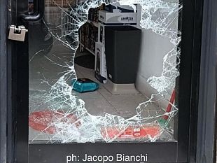 prosegue-lincubo-delle-spaccate-a-firenze-le-foto