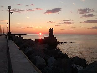 viareggio-peschereccio-finito-sugli-scogli