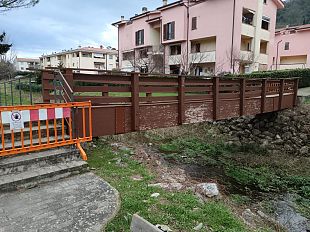 basta-legno-la-passerella-di-troghi-sara-in-acciaio