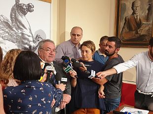 donne-in-vetrina-salvini-lascia-la-lega