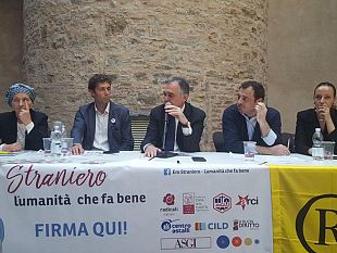 emma-bonino-lancia-a-firenze-campagna-per-superamento-bossi-fini