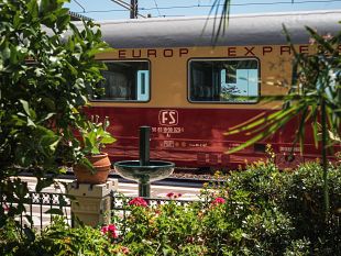 fs-un-treno-colleghera-roma-e-siena