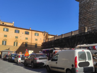 piazza-pitti-e-diventata-un-parcheggio
