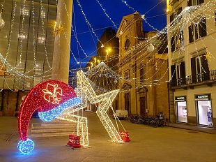 luminarie-a-firenze-oggi-via-tornabuoni-accende-il-suo-natale