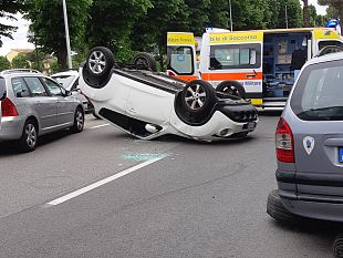 urta-unauto-e-si-ribalta-con-la-sua-vettura