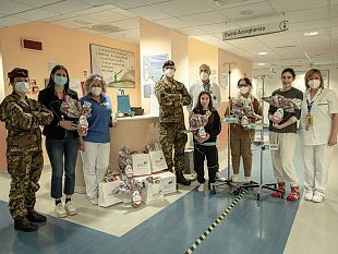 i-paracadutisti-donano-uova-di-cioccolata-ai-piccoli-ricoverati