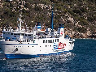 isola-delba-sardegna-e-corsica-blu-navy-potenziera-il-servizio