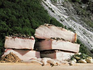 lardo-di-colonnata-premiato-dal-touring-club-italiano