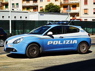 clochard-ruba-cibo-i-poliziotti-lo-denunciano-poi-gli-fanno-la-spesa